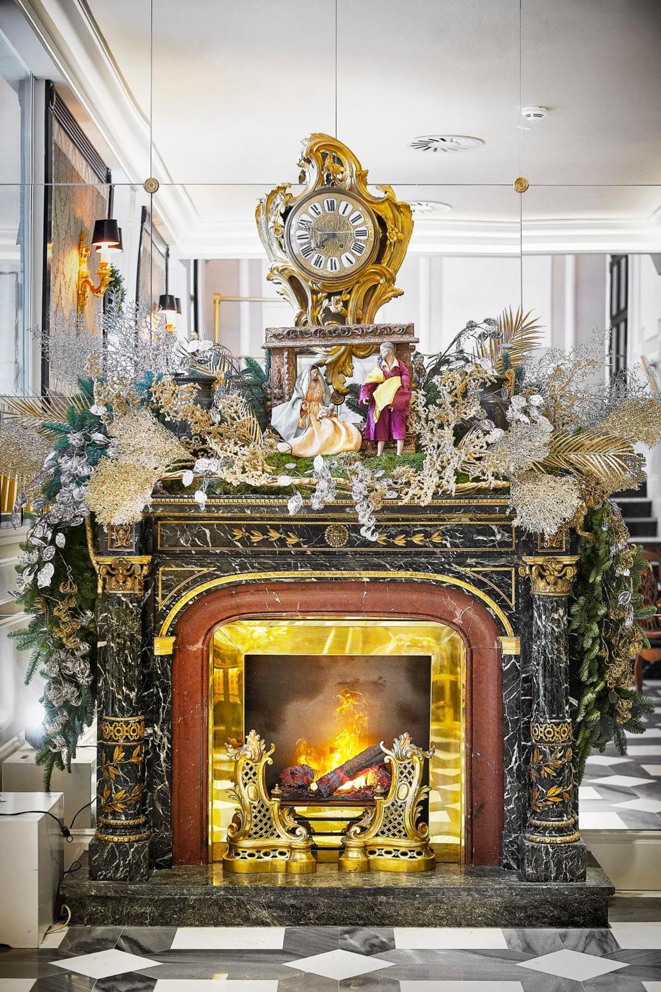 Relais & Chateaux Heritage Hotel Madrid Ngoại thất bức ảnh A fireplace decorated for Christmas